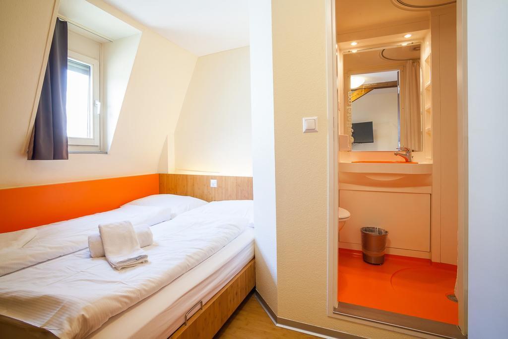 Easyhotel Basel City - Contactless Self Check-In Rum bild